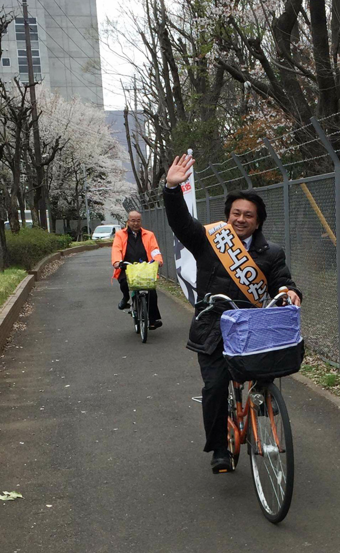自転車に乗って市内をまわり、駅前での街頭演説・街頭活動を通して政策を訴えました。